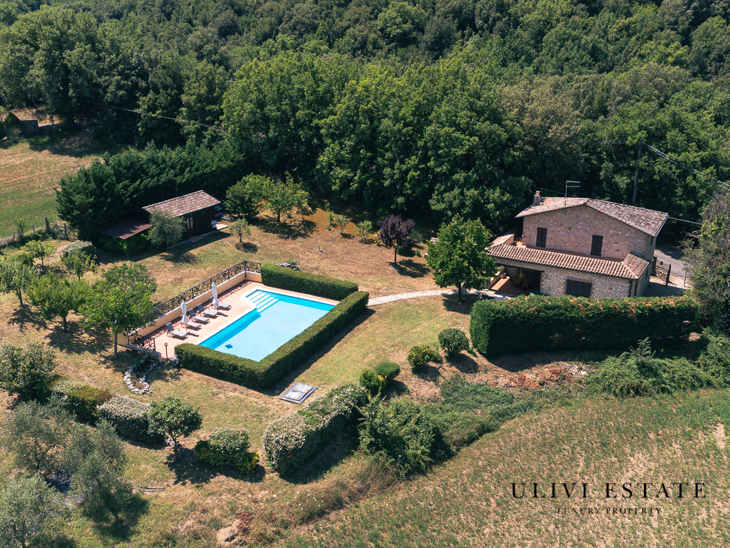 "Casale con piscina e terreno - Montecchio (TR), Venduto