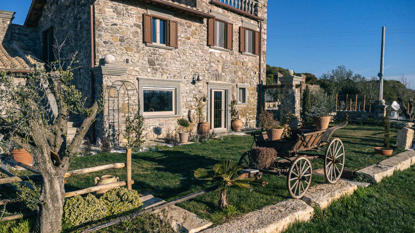 ;Classico casale a bordo strada ristrutturato ed a pochi chilometri dal mare - Tarquinia (VT) Vendita sospesa - immagine 4