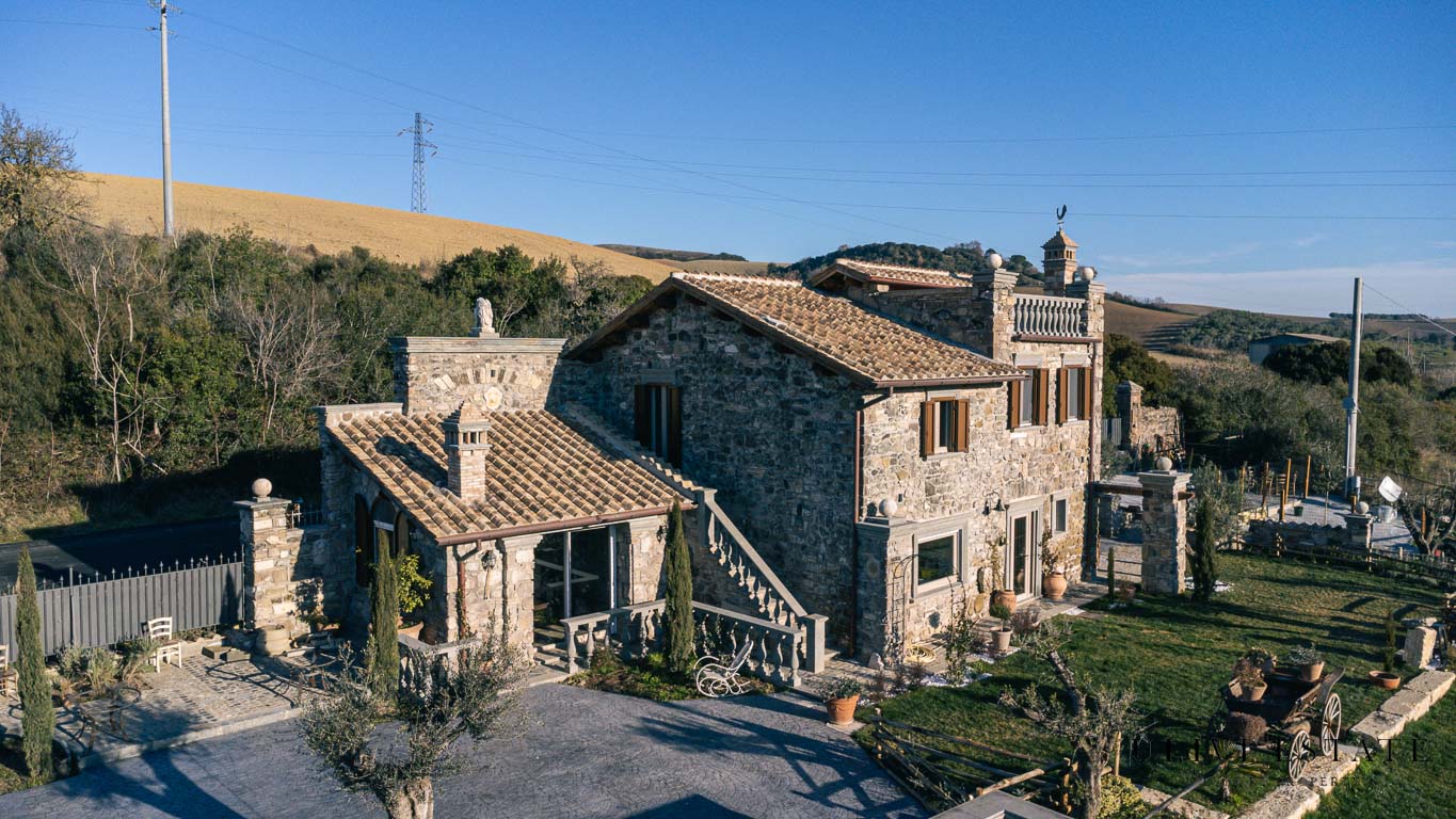 ;Classico casale a bordo strada ristrutturato ed a pochi chilometri dal mare - Tarquinia (VT) Vendita sospesa - immagine 2