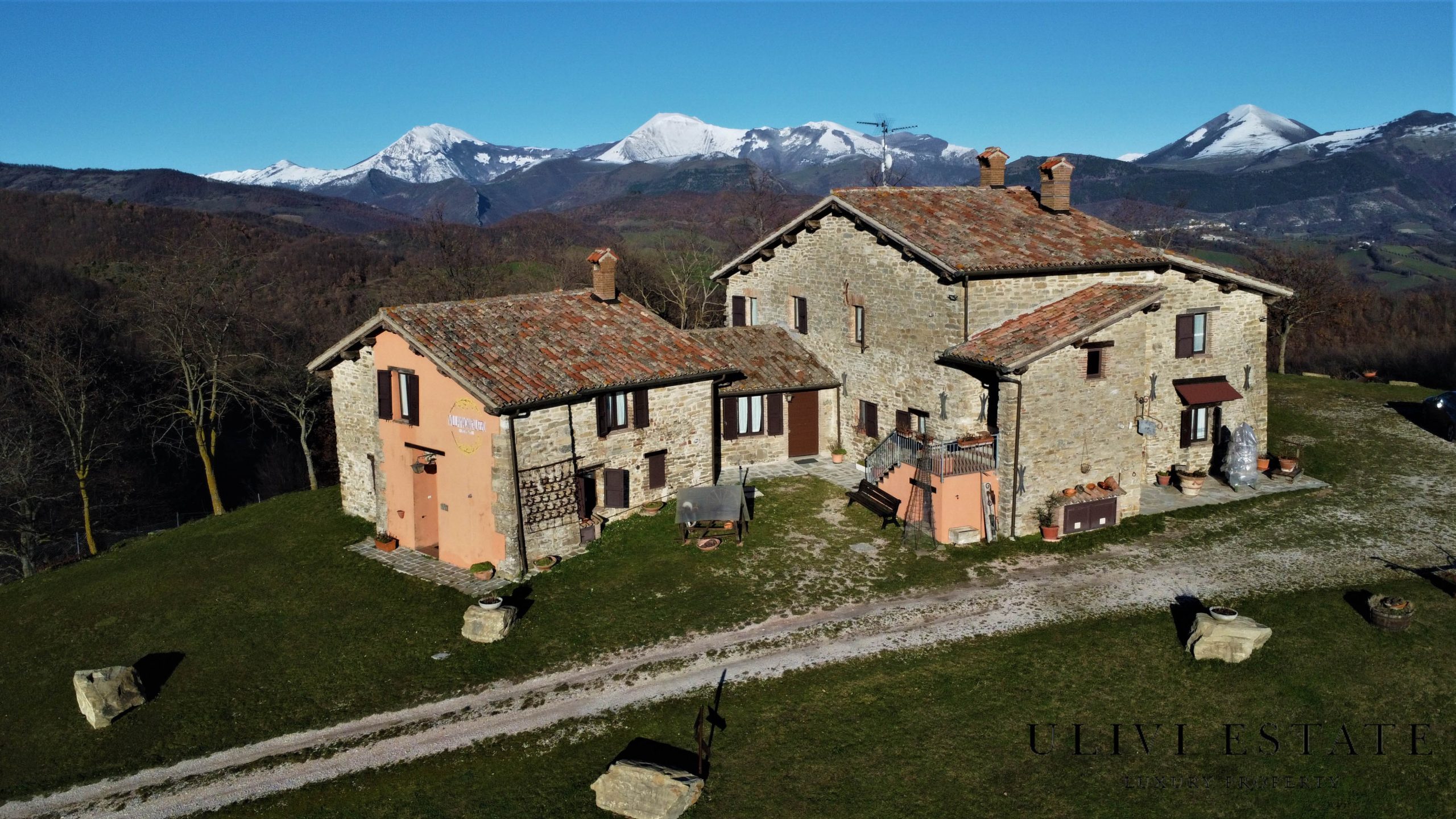 :"I 4 Venti": agriturismo con piscina in posizione panoramica e tenuta di 37 ettari, convertibile in residenza padronale - Gubbio (PG), Venduto - immagine 6