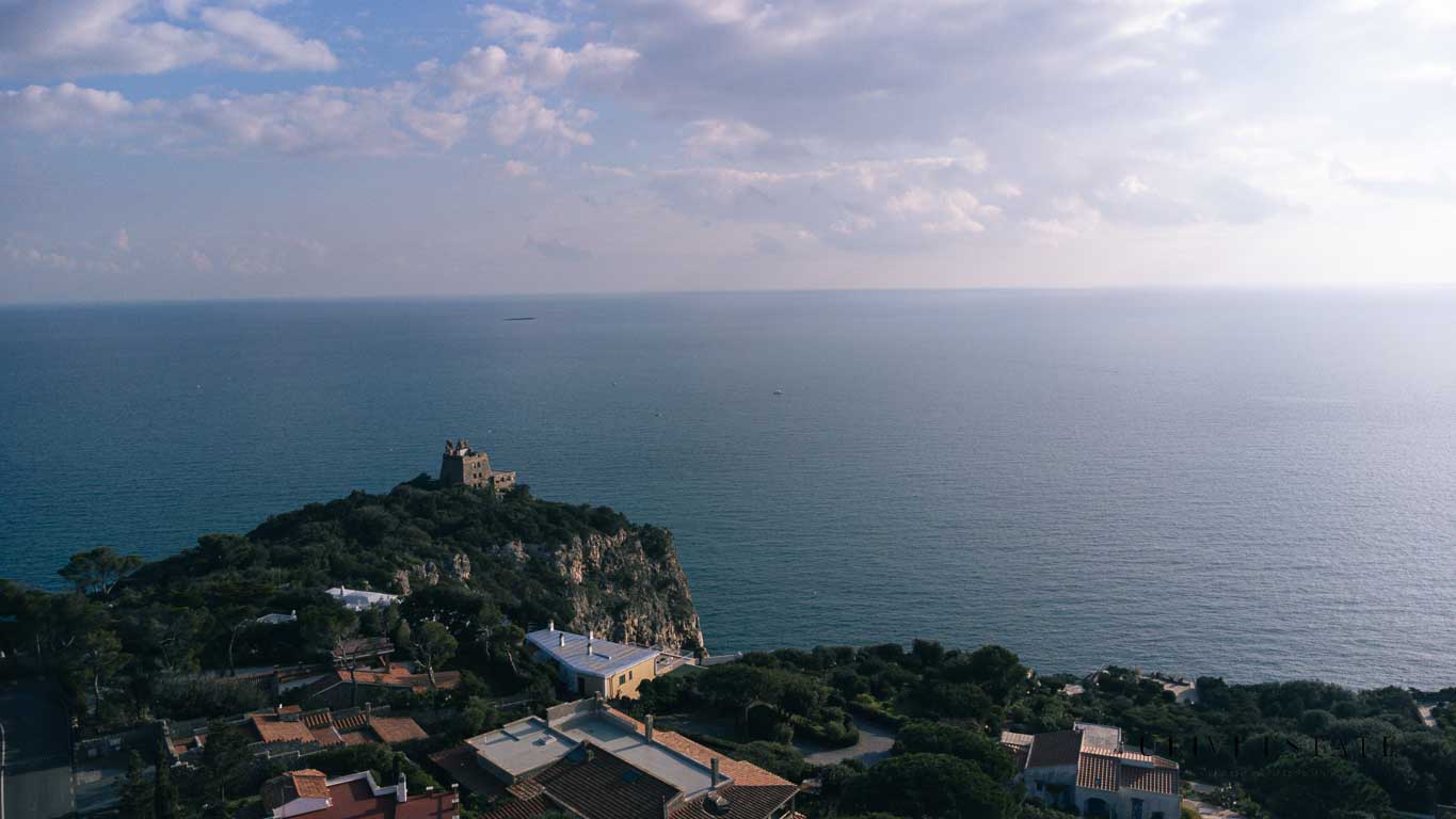 "La Luce del Mare", Villa davvero originale con tanta luce, vista mare e giardino - Ansedonia (GR), Venduto