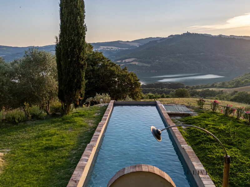 Alternative view of Santa Maria D.F. Grande casale con dependance e tanto lago - Gubbio (PG)