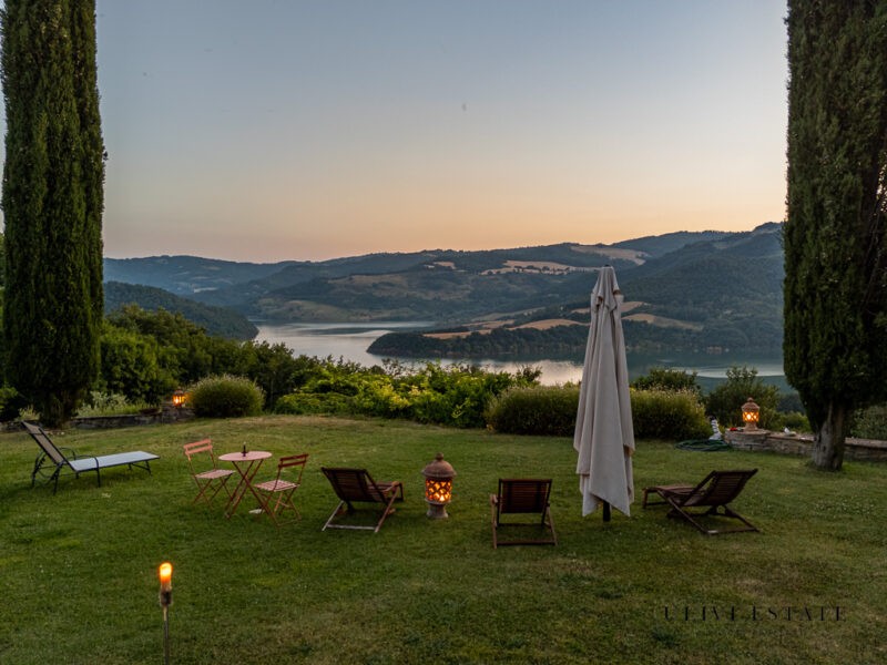 Santa Maria D.F. Grande casale con dependance e tanto lago - Gubbio (PG)