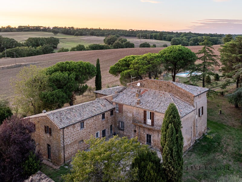 Abbazia con 17 ettari in posizione dominante e vista ovunque - Lubriano (VT)