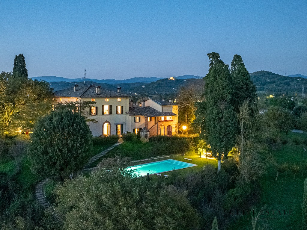 Villa storica con parco e piscina, a pochi passi dal centro - Città di Castello (PG) - immagine 3